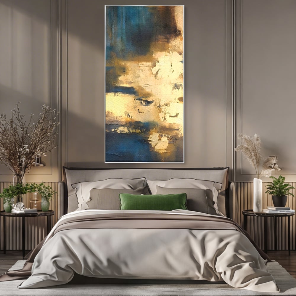 Tablou canvas cu pictura abstracta cu texturi aurii, in rama de aluminiu argintiu, pe perete intr-un dormitor